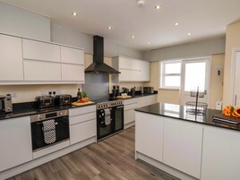 Refrigerador, lavavajillas, tetera/pava eléctrica, tostadora