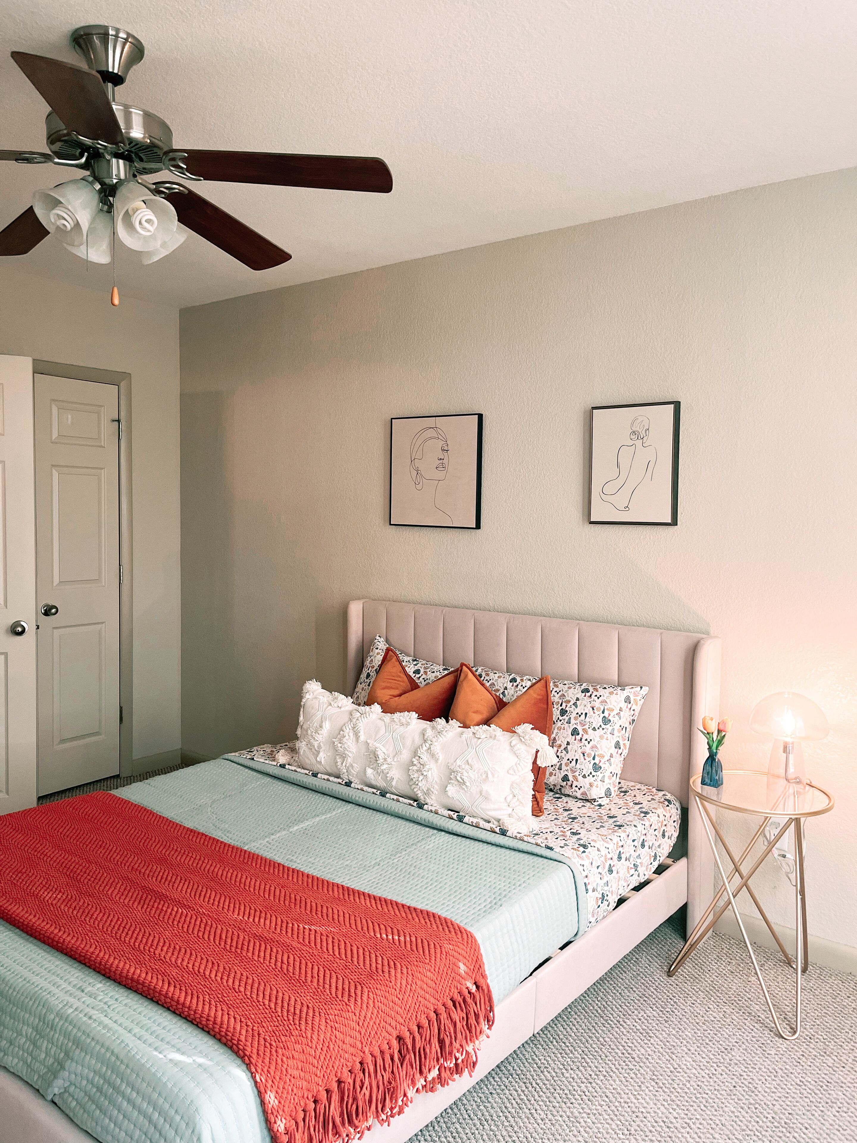 Downtown loft - walking distance to bars, restaurants, coffee shops, and more