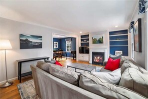 TV, fireplace - Steps off Thames St | Center of Town 3BR/2BA (Newport)