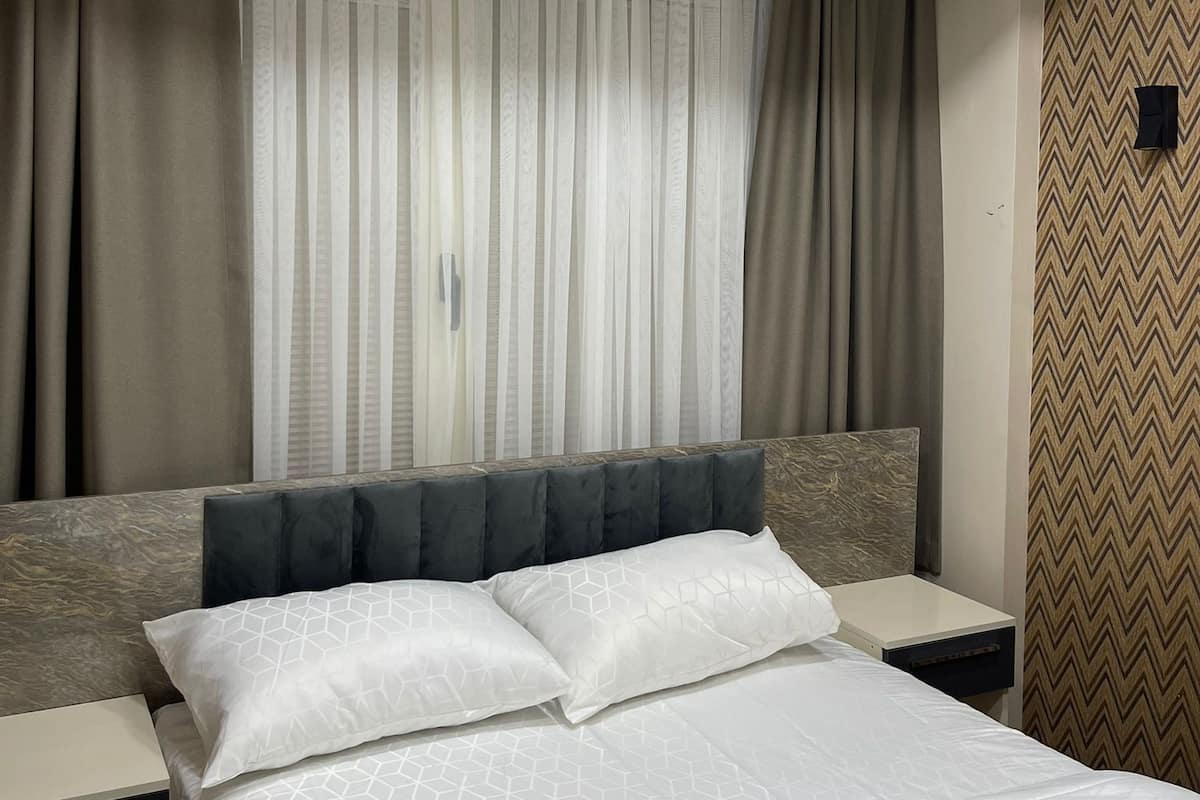 Habitación familiar con 1 cama matrimonial o 2 individuales | Escritorio, espacio para trabajar con laptop y insonorización