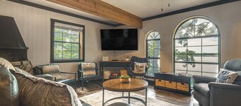 Private Hot Tub & Dock: Lakefront Grove Retreat!
