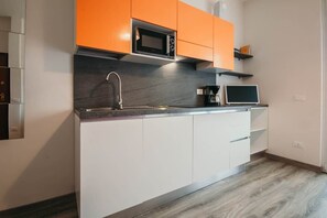 Jääkaappi, mikroaaltouuni, liesi, keittoastiat/astiat/ruokailuvälineet