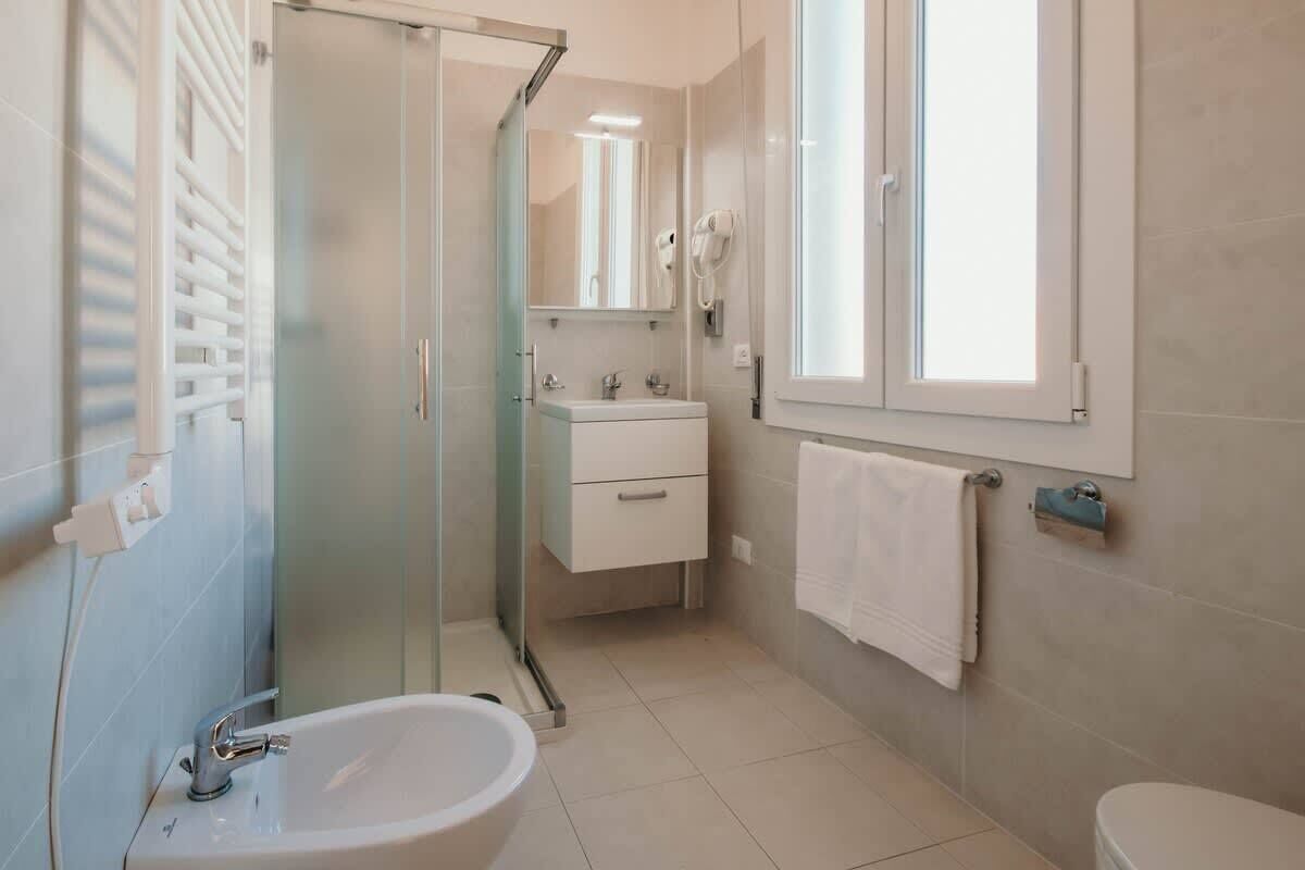Shower, free toiletries, hair dryer