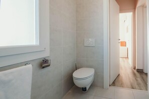 Suihku, ilmaiset hygieniatuotteet, hiustenkuivaaja