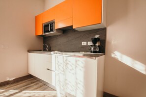 Køleskab, mikrobølgeovn, køkkentøj/tallerkener/redskaber