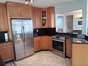 Jääkaappi, mikroaaltouuni, uuni, liesi