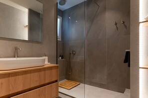 Douche, séchoir à cheveux, serviettes fournies, savon