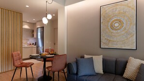 Un salon moderne comprenant un coin repas, un canapé et une table basse.