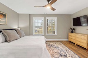 5 bedrooms, desk, iron/ironing board, travel crib - Sleeps 14, Game Room,Movie Theater,Dock +MORE (Eatonton)