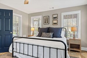 5 chambres, bureau, fer et planche à repasser, lit de bébé portatif