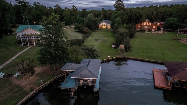 Una propiedad frente al lago con muelle, casa y amplio jardín.