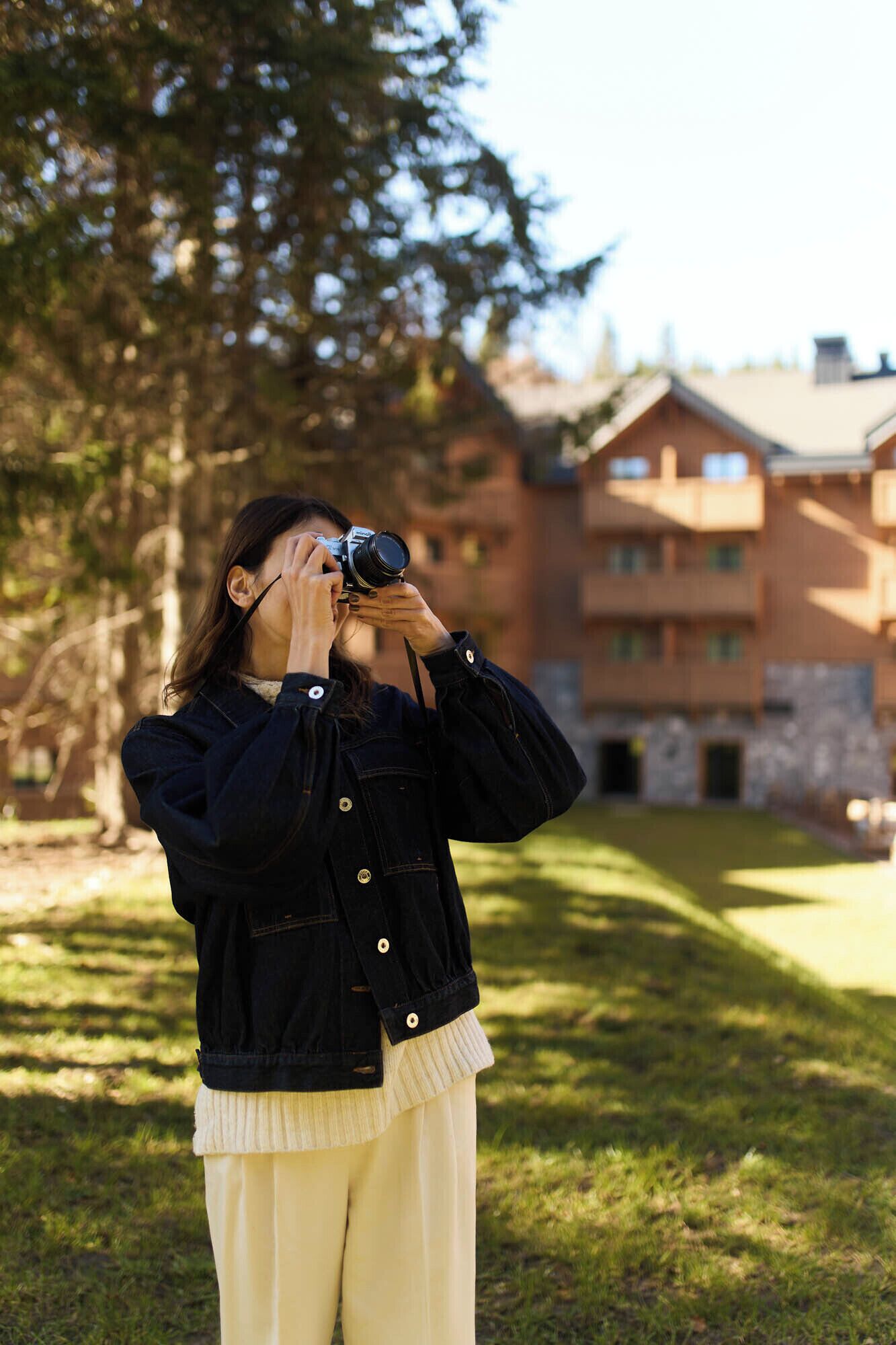 Una persona fotografiando con una cámara.