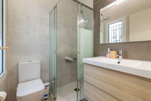 Shower, hair dryer, towels - APARTUP LAS ARENAS BEACH MALVARROSA WIFI AIRE ACONDICIONADO (Valencia / València)