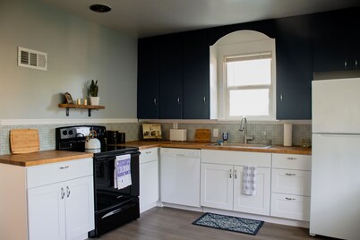 Cozy family friendly home within walking distance of Main Street!