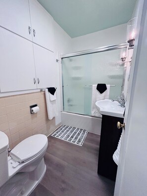 Hair dryer, towels, soap, toilet paper - Cozy family friendly home within walking distance of Main Street! (Lafayette)