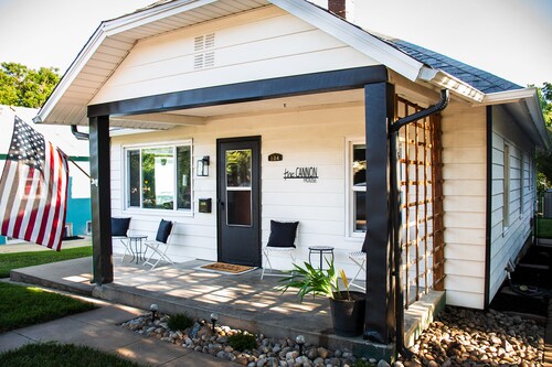 Cozy family friendly home within walking distance of Main Street!