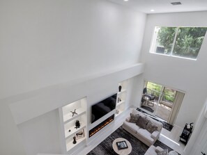 Una Smart TV, una chimenea, videojuegos