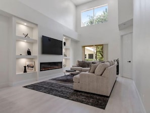 Smart TV, chimenea y videojuegos 
