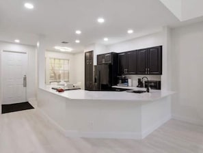 Frigorífico, microondas, horno y placa de cocina