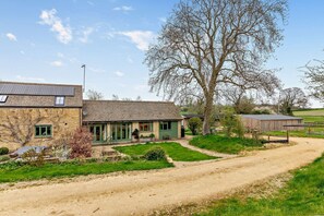 Exterior - Country retreat with stunning views - Guddlebrook Two (Great Rollright)
