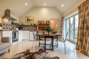 Fridge, oven, dishwasher, toaster - Country retreat with stunning views - Guddlebrook Two (Great Rollright)