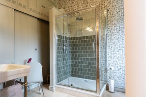 Bathtub, hair dryer - Country retreat with stunning views - Guddlebrook Two (Great Rollright)