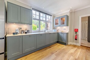 Fridge, microwave, oven, stovetop - Elegantly decorated, family friendly - Fosseside House (Bourton-on-the-Water)