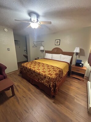 One King Bedroom | Desk, laptop workspace, rollaway beds, free WiFi - Royal Rest Motel  (Chariton)