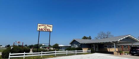 Vista frontal de la propiedad