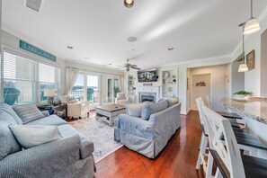 Smart TV, chimenea y libros 