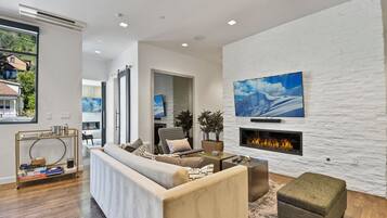 Superior Condo | Living room