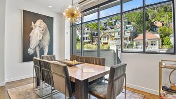 Superior Condo | Dining room