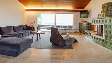 Smart-TV, Kamin, Bücher