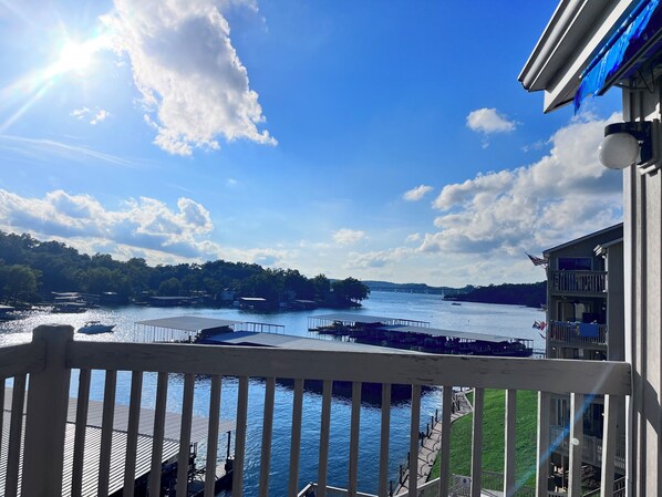 Property grounds - Beautiful 2bed to bath over looking the Lake and pool @MM-17 Amazing Location (Osage Beach)