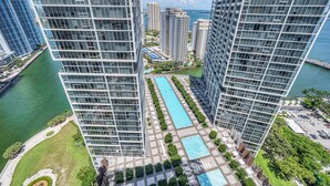 A high-rise building with a swimming pool and a marina. - Icon Luxury 34th Floor Amazing Oceanview, Brickell (Miami)