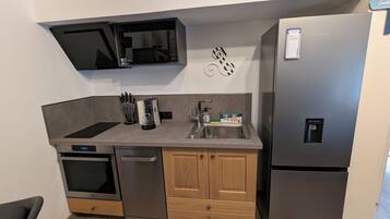 Kühlschrank, Mikrowelle, Ofen, Herdplatte