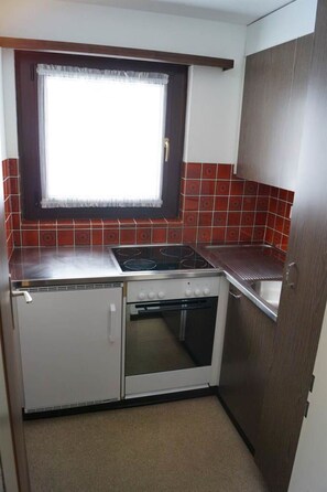 Fridge, cookware/dishes/utensils