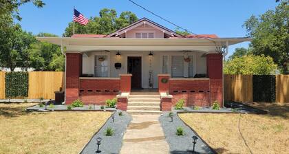 Historical Bungalo in downtown Schertz in between San Antonio & New Braunfels.