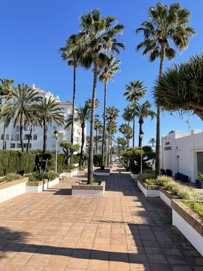 Property grounds - Beachfront 3 Bed Apt San Luis De Sabinillas (San Luis de Sabanillas)