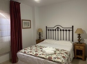 3 slaapkamers, een strijkplank/strijkijzer, gratis wifi, beddengoed