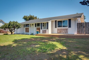 Bandon Vacation Rental | 1,008 Sq Ft | 3BR | 1BA | 2 Steps Required