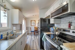 Jääkaappi, mikroaaltouuni, liesi, kahvin-/teenkeitin