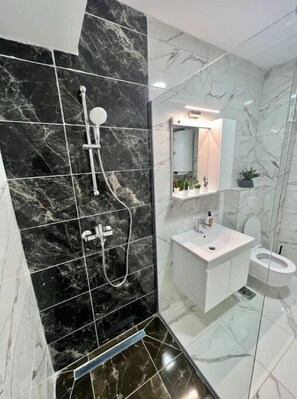Dusche, Haartrockner, Seife, Shampoo