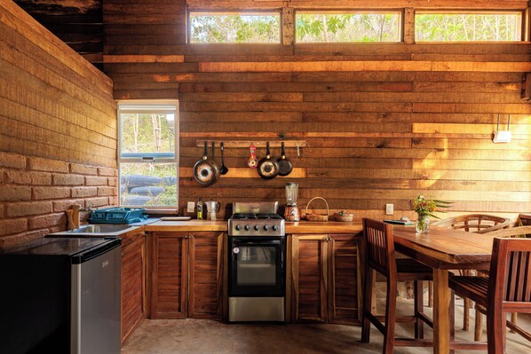Réfrigérateur, four, plaque de cuisson, cafetière/bouilloire
