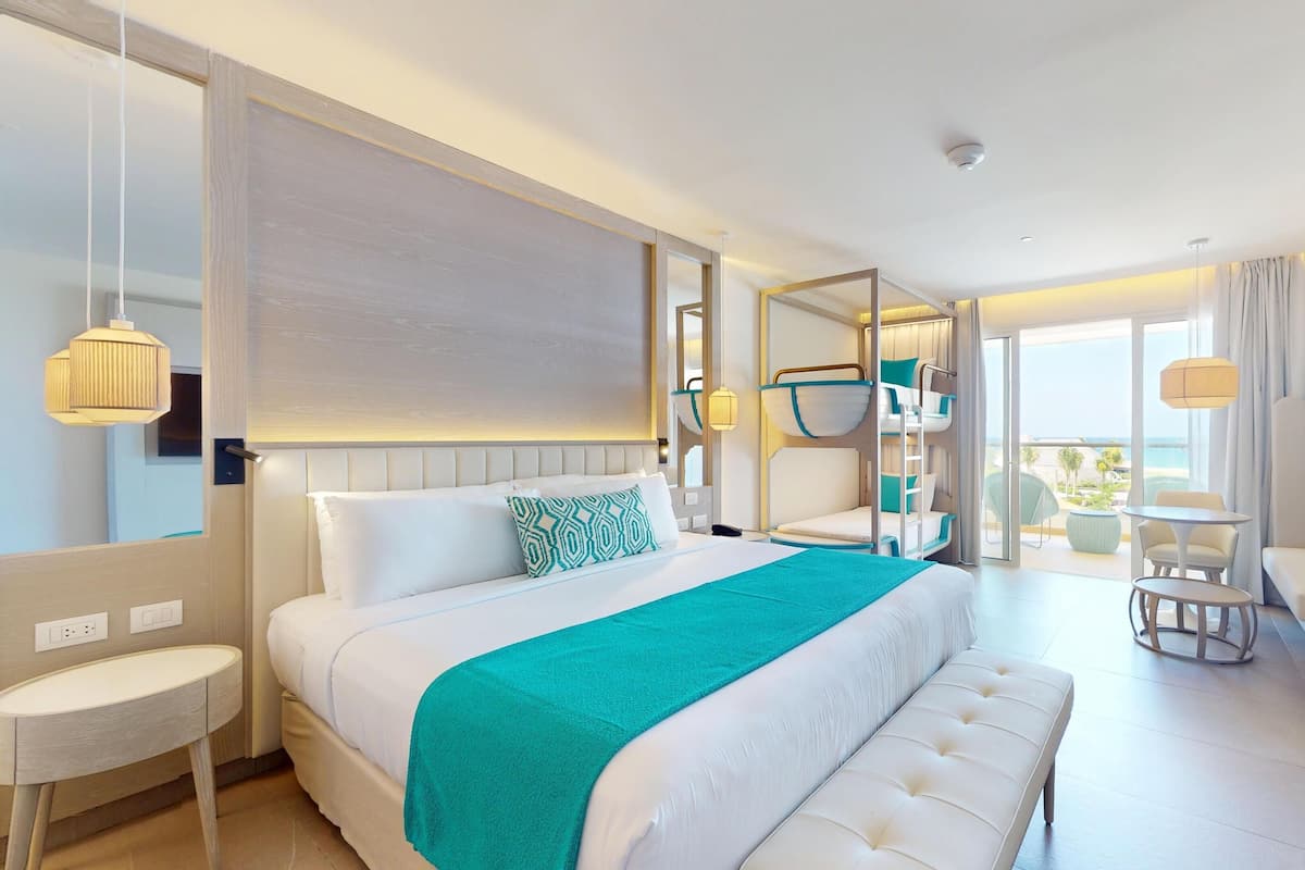 Princess Family Junior Suite with Bunk Beds | Coffres-forts dans les chambres, fer et planche à repasser