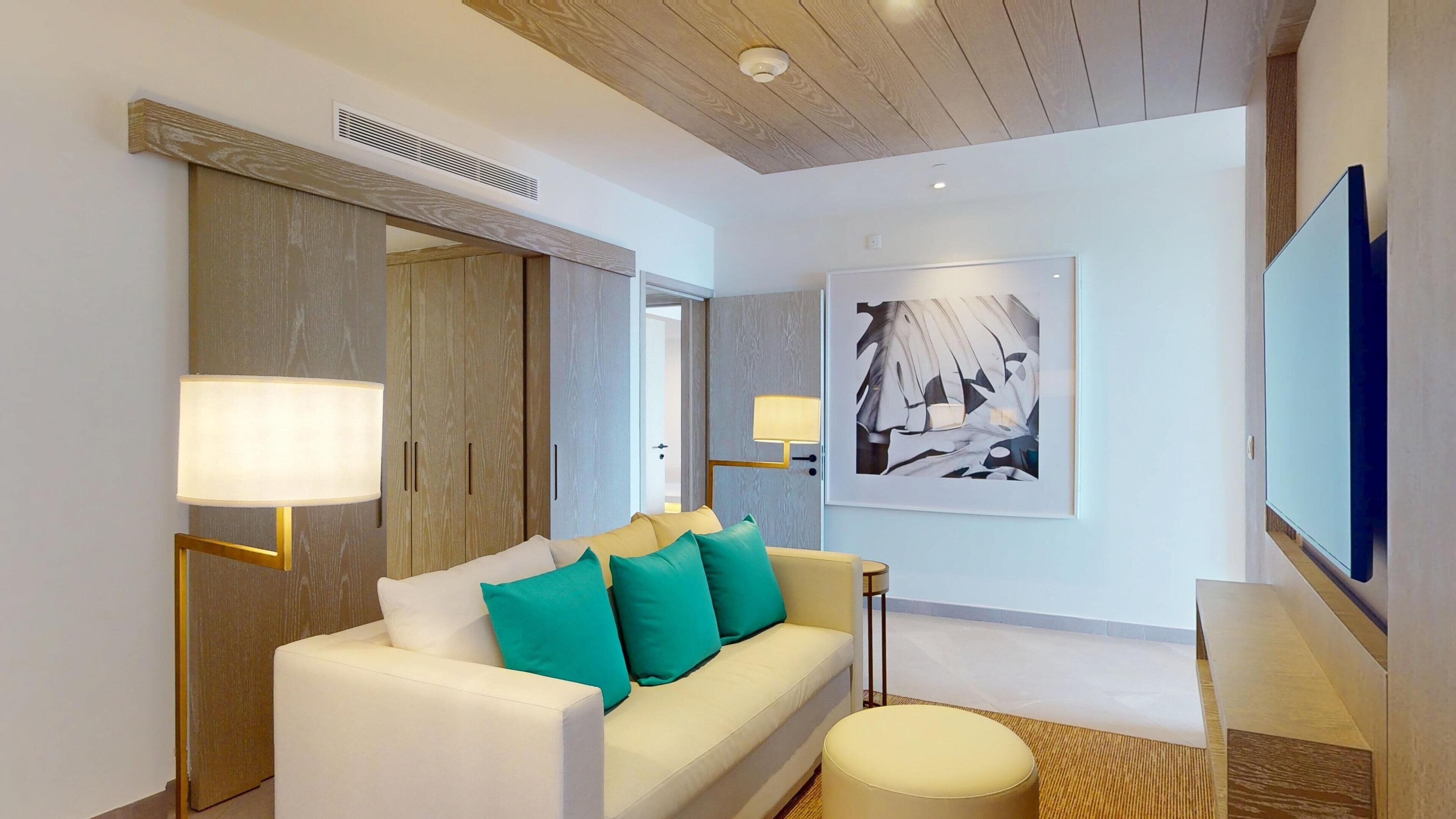 خزنة داخل الغرفة ومكواة/لوح كي وواي فاي مجانًا وملاءات أسرّة