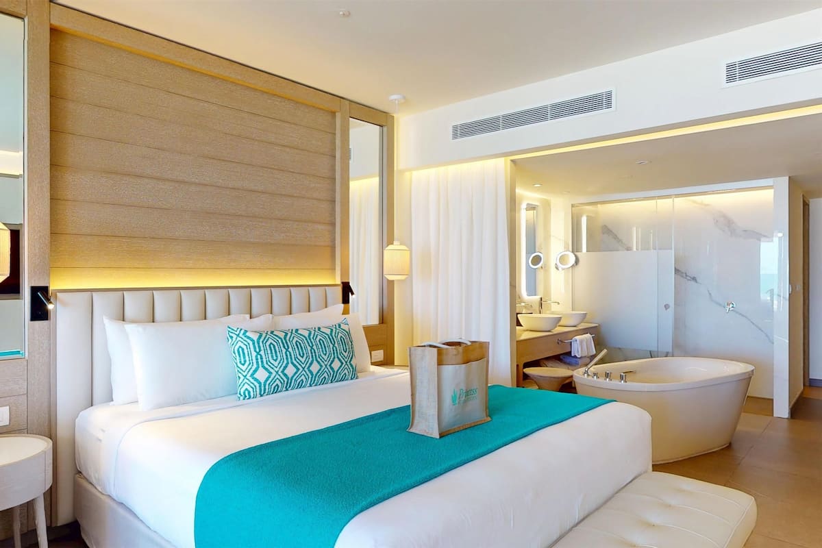 Swim Out Platinum Junior Suite | 1 slaapkamer, een kluis op de kamer, een strijkplank/strijkijzer