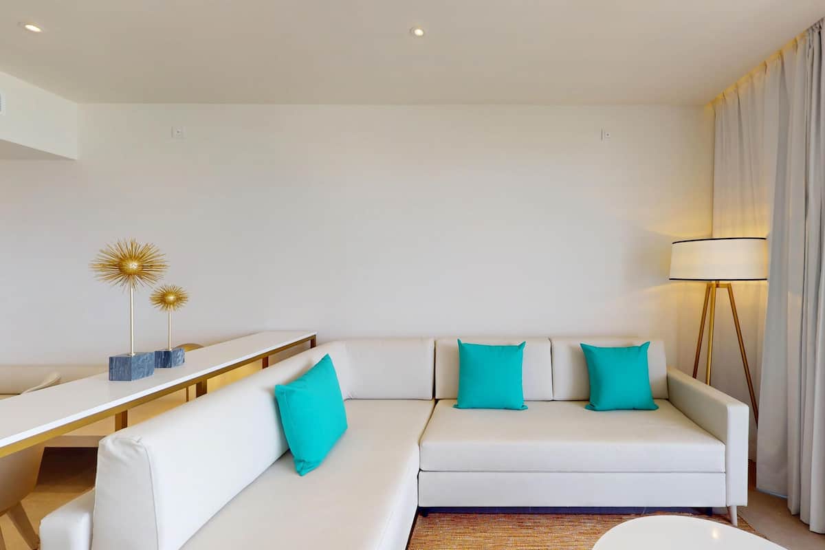 Princess Luxury Junior Suite with Hydromassage | Coffres-forts dans les chambres, fer et planche à repasser