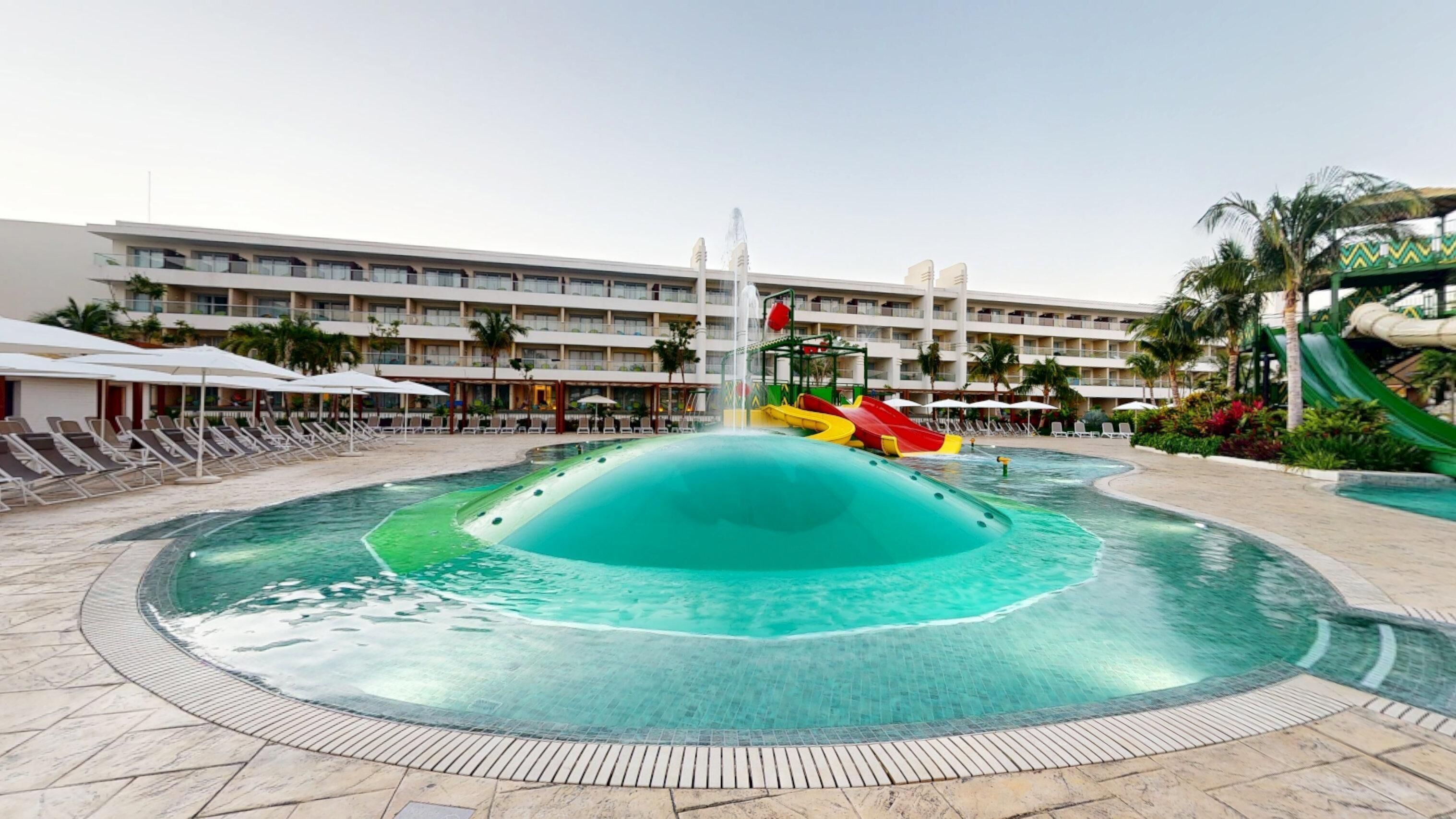 4 piscines extérieures, tentes de plage, chaises longues