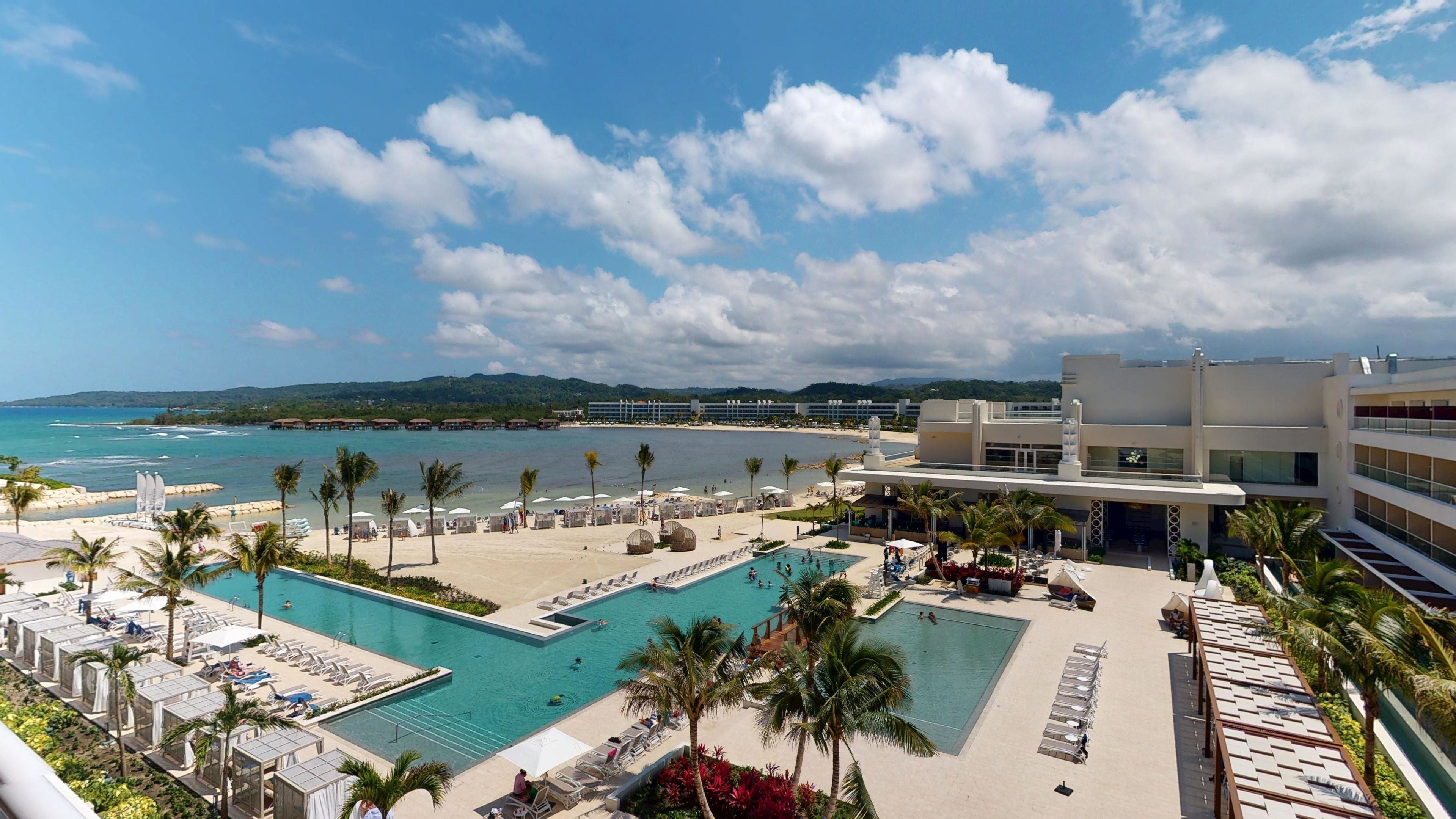 Princess Junior Suite | 泳池 | 4 室外游泳池，收费帐篷屋，日光浴躺椅